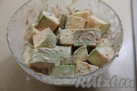 Перемешать кусочки кабачка, тщательно покрывая их майонезом, кетчупом, сметаной и горчицей со всех сторон, оставить мариноваться на 30-60 минут.