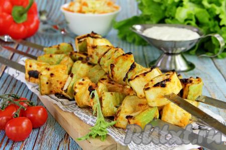 Вот такие аппетитные, золотистые, сочные, мягкие получились кабачки, приготовленные на мангале, к столу их можно подавать на шампурах, дополнив любимым соусом.&nbsp;