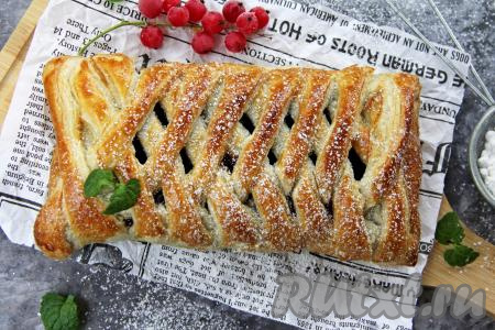 Готовую выпечку достать из духовки. Если подать косичку горячей, шоколад внутри пирога будет достаточно жидким. Я остудила выпечку и слегка присыпала её перед подачей сахарной пудрой.&nbsp;