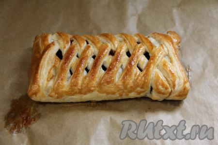 Выпекать косичку с шоколадом в духовке, разогретой до 220 градусов, минут 20 (до подрумянивания&nbsp;слоёного теста).&nbsp;