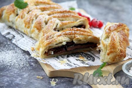 Нежную, воздушную косичку из слоёного теста с аппетитной начинкой из шоколада нарезать на кусочки и подать наивкуснейшую выпечку к столу.