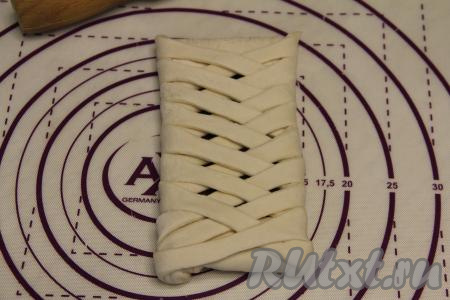 Продолжить плетение косички, хорошо прижимая края полосок. В результате получится косичка из слоёного теста с шоколадом внутри.&nbsp;