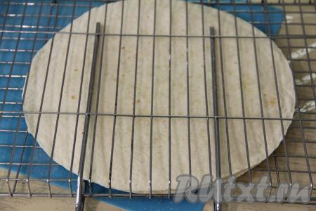 Аккуратно вложить две тортильи, между которыми находится сыр, в решётку.&nbsp;