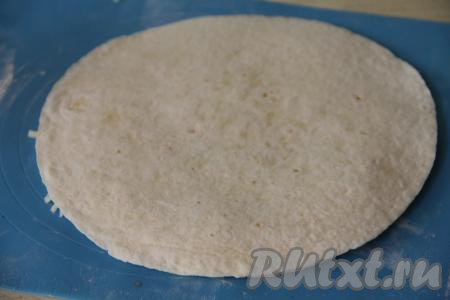 Тортилью с сыром накрыть сверху второй лепёшкой и слегка прижать рукой.&nbsp;