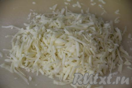 Сыр натереть на крупной тёрке.&nbsp;