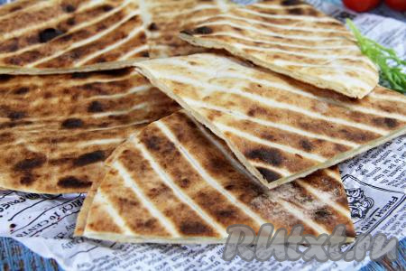 Аппетитные, вкусные жареные тортильи с сыром нарезать на части и горячими подать к столу.&nbsp;