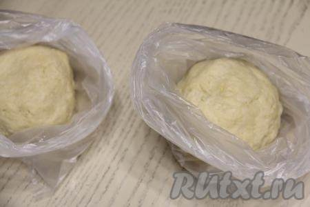 Разделить тесто на две равные части. Каждую часть теста поместить в целлофановый пакет и убрать в морозилку&nbsp;на 1-2 часа.