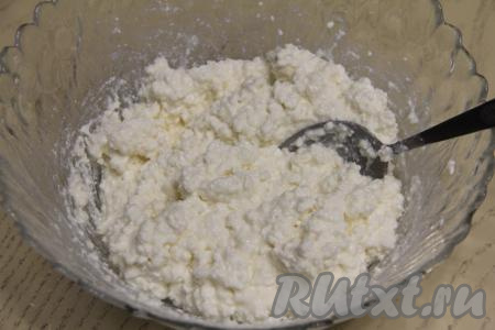 Сюда же влить молоко, тщательно перемешать столовой ложкой и творожная начинка для тёртого пирога готова.&nbsp;