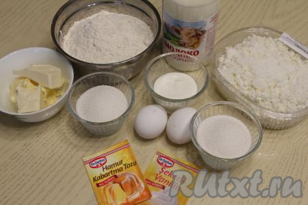 Подготовить продукты для приготовления тёртого пирога с творогом в духовке. Творог, сметану и молоко можно взять любой жирности.