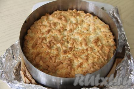 Поставить форму в духовку, разогретую до 200 градусов, выпекать тёртый пирог с творогом минут 45 (до лёгкого подрумянивания теста).&nbsp;
