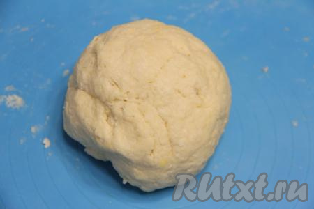 Как только тесто соберётся в шар, значит больше вымешивать его не нужно. Тесто должно получиться эластичным, нежным, не липнущим к ладоням. Количество воды, которое придётся добавить, для того чтобы песочное тесто собралось в ком, зависит от величины яйца, жирности сметаны и качества муки.