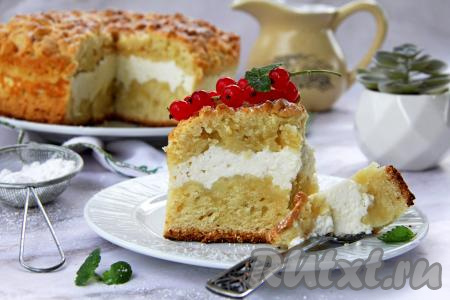 В меру сладкий, вкусный, аппетитный тёртый пирог с нежной начинкой из творога нарезать на кусочки и подать к столу.&nbsp;