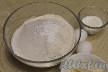 Прежде всего замесим песочное тесто, для этого в миску нужно всыпать просеянную муку, сахар и разрыхлитель.&nbsp;