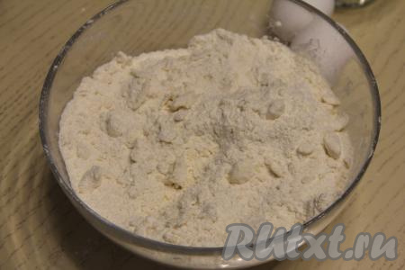 Перетереть содержимое миски руками до получения достаточно мелкой, однородной крошки.&nbsp;