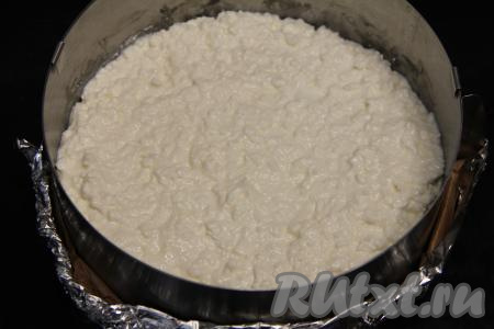 Поверх теста равномерно выложить творожную начинку, слегка утрамбовать.&nbsp;