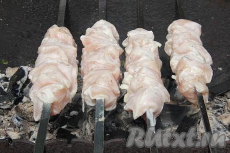Поместить шампуры с мясом курицы на мангал с подготовленными углями.&nbsp;Жарить шашлык без прямого огня, используя только жар углей.