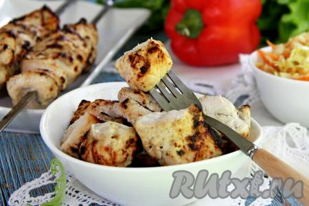 Шампуры с готовым мясом убрать с мангала. Нежный, очень вкусный, мягкий, ароматный шашлык, приготовленный из курицы, замаринованной в кефире, к столу подать в горячем виде, дополнив любимым соусом и гарниром.