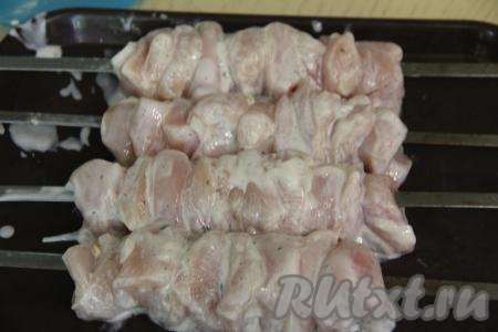 Затем на шампуры&nbsp;нанизать кусочки мяса плотно друг к другу.