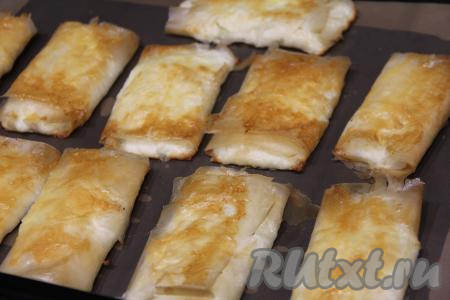 Выпекать пирожки  с творогом в разогретой до 200 градусов духовке минут 20 (до золотистого цвета теста фило).