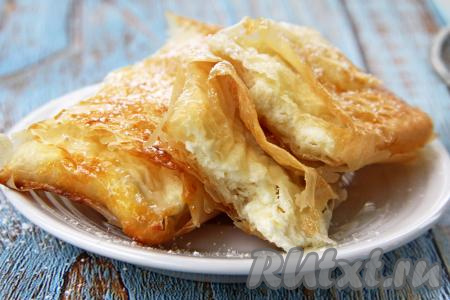 Пирожки, приготовленные из теста фило, получаются приятно хрустящими снаружи, а начинка из творога делает их нежными и вкусными. Такая выпечка станет приятным дополнением к чаю, кофе, молоку.
