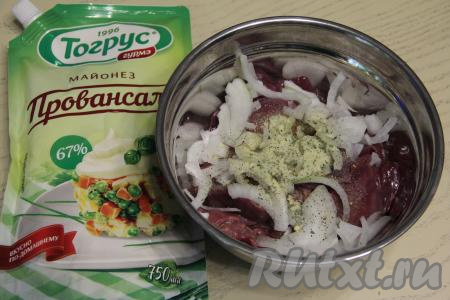 Куриную печень промыть  водой, немного обсушить. Выложить печень в глубокую миску, добавить лук, нарезанный на полукольца, всыпать соль и специи по вкусу, перемешать. В качестве специй я использовала "вкусную" соль со специями.