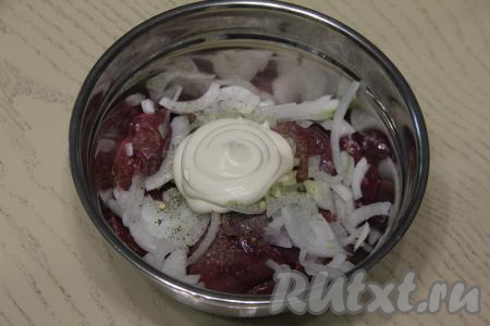 Добавить майонез к печени и луку.