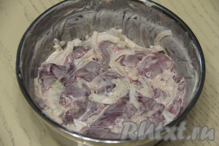 Тщательно перемешать содержимое миски, покрывая куриную печень майонезом со всех сторон, и оставить мариноваться на 1 час.