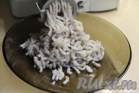 Рыбное филе и отжатый хлеб пропустить через мясорубку в объёмную миску.&nbsp;