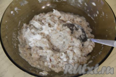 Перемешать фарш с белком столовой ложкой.&nbsp;
