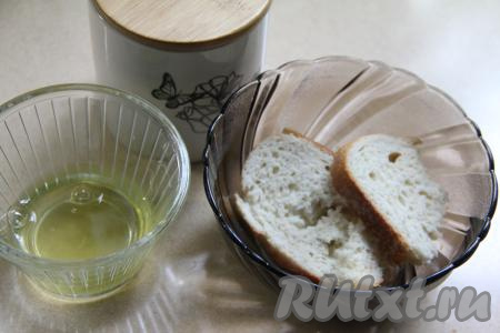 Хлеб замочить в молоке.