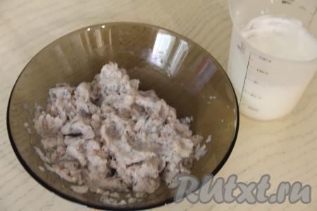Тщательно перемешать фарш.&nbsp;