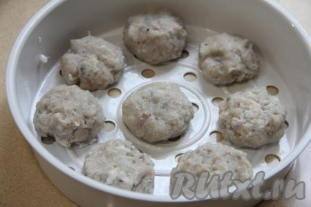 Из получившегося рыбного фарша сформировать небольшие шарики - кнели (я сформировала 8 штук), выложить их на поддон мультиварки для приготовления на пару (или на поддон пароварки).&nbsp;