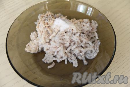 Посолить получившийся фарш.&nbsp;