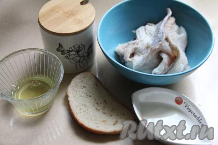 Подготовить продукты для приготовления рыбных кнелей на пару. Для этого блюда подойдёт любое филе белой рыбы (например, трески, минтая). В этот раз я решила взять минтая и разделать его на филе в домашних условиях, удаляя внутренности с чёрной плёнкой из брюшка, плавники, кожу и хребет с костями. В результате у меня вышло 230 грамм филе рыбы. Но можно использовать и покупное филе рыбы, его нужно будет полностью разморозить.&nbsp;