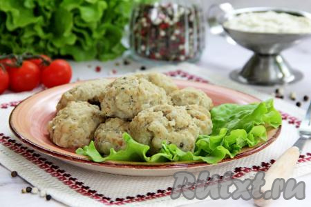 Нежные, воздушные, вкусные, мягкие паровые рыбные кнели разложить по тарелкам и подать к столу с гарниром или овощным салатом.&nbsp;