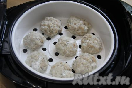 Вода в мультиварке (или в пароварке) должна закипеть. Установить поддон в мультиварку, закрыть крышку. Готовить рыбные кнели "На пару" 20 минут.&nbsp;