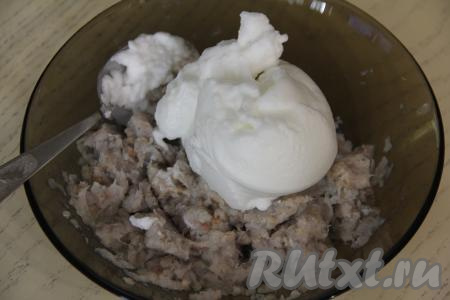 Выложить взбитый белок в миску с рыбным фаршем.