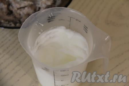 Холодный яичный белок влить в ёмкость, в которой будет удобно взбивать миксером. Постепенно увеличивая обороты миксера, взбить белок до стойких пиков.