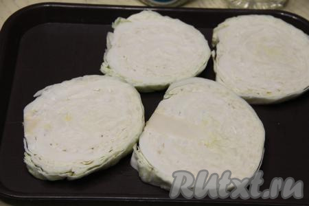 Капусту нарезать на стейки толщиной примерно 2,5 сантиметра (у меня получились 4 штуки).&nbsp;