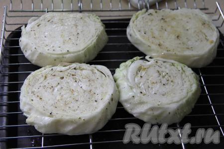 По прошествии часа выложить стейки из капусты на решётку мангала.&nbsp;