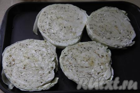 С помощью силиконовой кисточки смазать стейки из капусты получившимся маринадом с двух сторон. Оставить капусту промариноваться на 1 час.&nbsp;