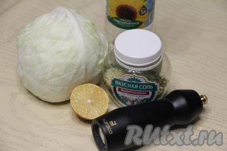 Подготовить продукты для приготовления стейков из капусты на мангале. Капусту лучше всего брать молодую, она более сочная, чем капуста зимних сортов, поэтому стейки из неё выйдут нежными, в меру мягкими.