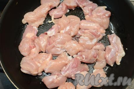 Разогреть растительное масло в сковороде, выложить мясо курицы.&nbsp;