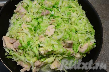 После того как молодая капуста "обмякнет", уменьшить огонь до ниже среднего, накрыть сковороду крышкой. Тушить капусту 15 минут, иногда перемешивая. Я обычно добавляю в процессе тушения в сковороду 30-50 миллилитров воды, а сама в это время занимаюсь другими делами по дому, не опасаясь, что капуста пригорит, но обязательно в процессе томления несколько раз капусту перемешиваю.&nbsp;