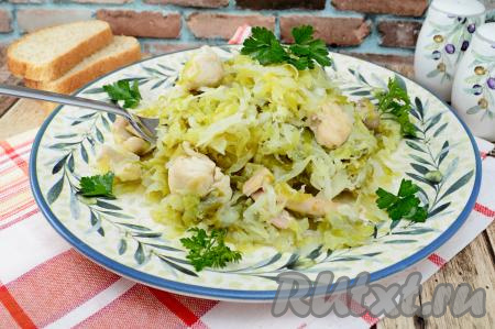 Молодая капуста, тушёная с курицей