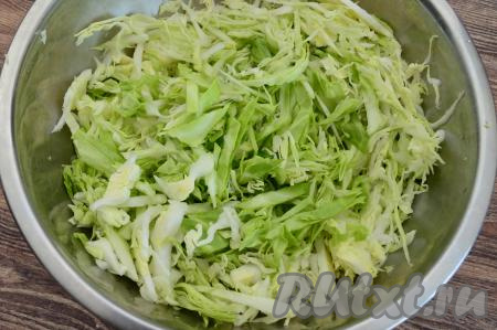 Пока обжаривается мясо курицы, нарезать на тонкие полоски молодую капусту.&nbsp;