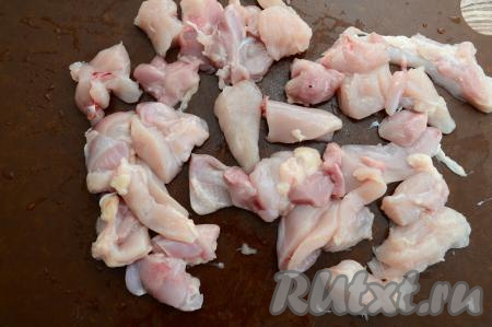 Куриное мясо нарезать на средние кусочки, посолить, перемешать.