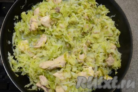 Тушить капусту с курицей до полной готовности (то есть до желаемой мягкости капусты, обычно на это требуется 5-6 минут)