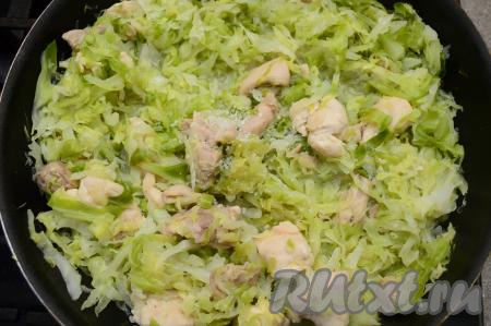 По прошествии 15 минут капуста станет достаточно мягкой, посолить её, приправить любимыми специями, перемешать, накрыть крышкой.