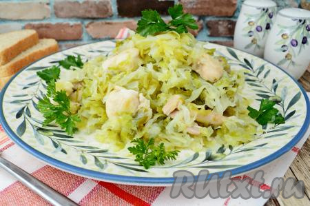 А затем аппетитную, сочную тушёную молодую капусту вместе с нежными, мягкими кусочками мяса курицы разложить по тарелкам и в горячем виде, дополнив, по желанию, свежей зеленью подать к столу.